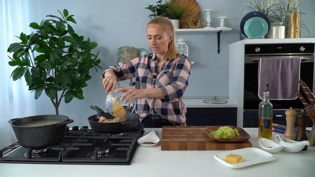 Паста с кабачком и креветками в сливочном соусе.