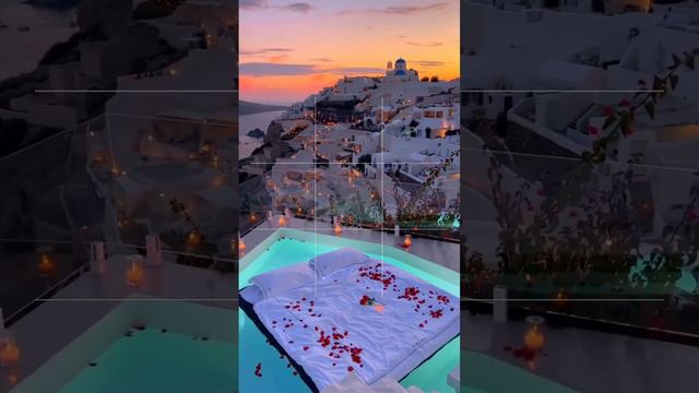 Санторини, один из самых живописных уголков Греции, привлекает туристов своей удивительной красот...