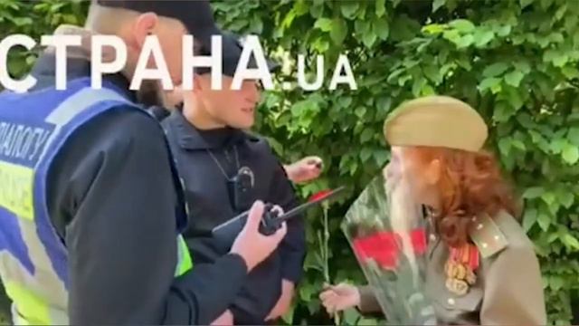 Полиция Киева не разрешила пенсионерке в советской форме возложить цветы в парке Славы