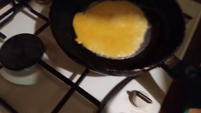 Как приготовить яичницу не разбив яиц