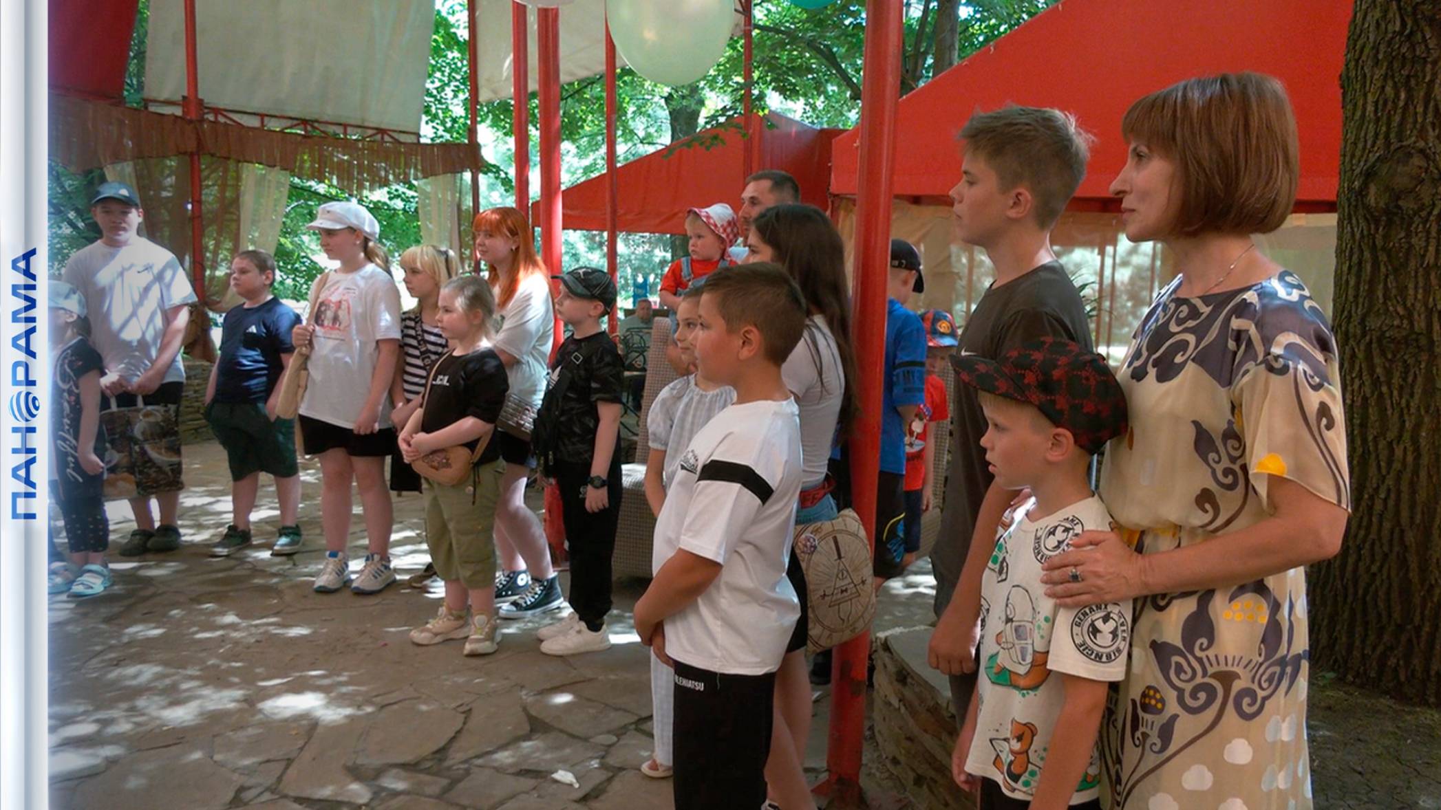 Лучик детского счастья в Донецке!Волонтёры устроили праздник с подарками для подрастающего поколения