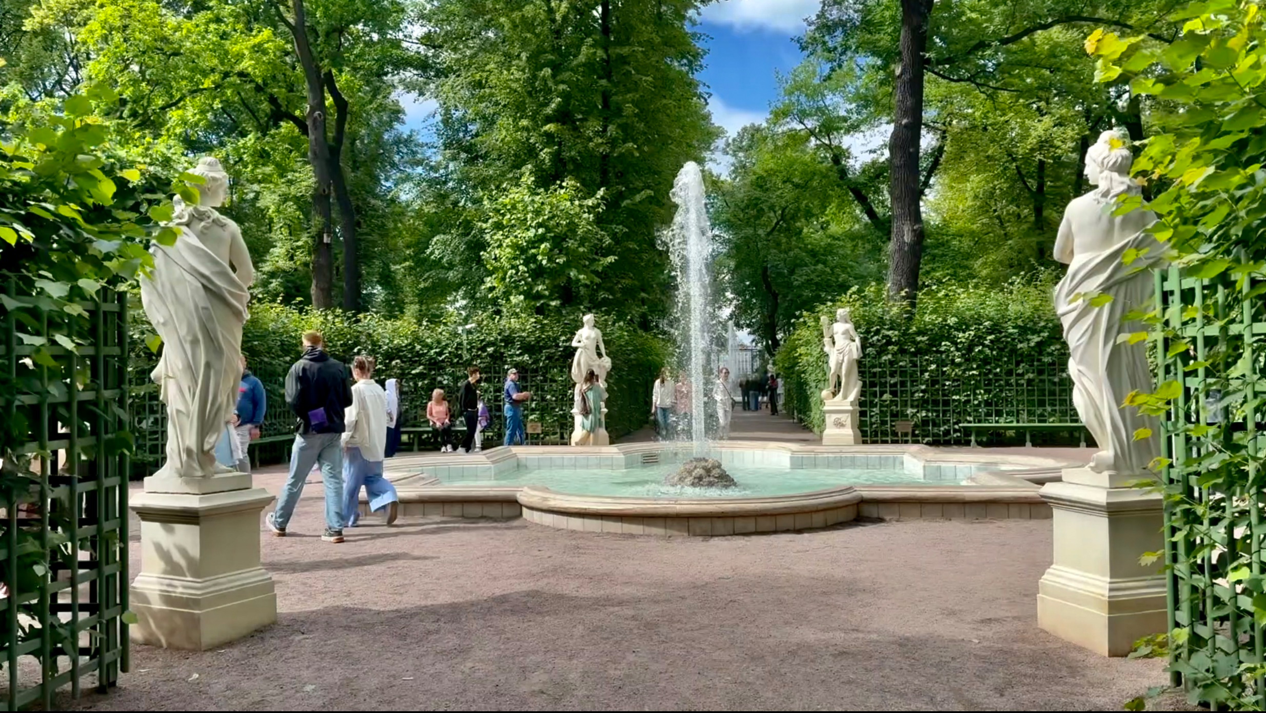 Летний сад. Красивые фонтаны, изящные скульптуры. Санкт-Петербург.
