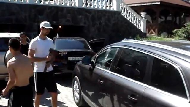 Пытаются разбить стекло у машины