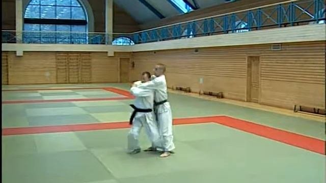 бросок через плечо от обхвата сзади