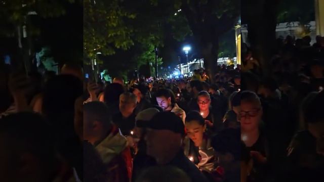 Протестующие против закона об иноагентах празднуют Пасху в церкви перед зданием парламента в Тбилиси