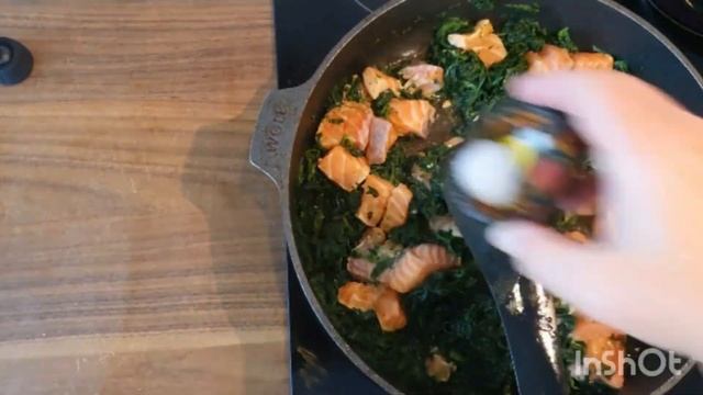 Спагетти в сливочном соусе с лососем и шпинатом. Быстро и вкусно.