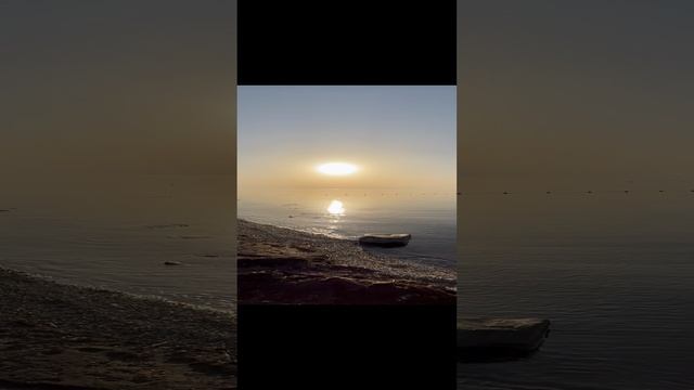 Безлюдный пляж и спокойное Азовское море