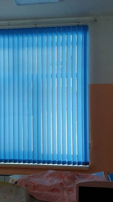 Вертикальные жалюзи Лайн ярко-голубого цвета в спальное помещение детского сада. Защита от солнца.