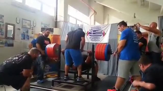 Михаил Слон из Греции,  жим лёжа - raw - 270 кг на соревнованиях.