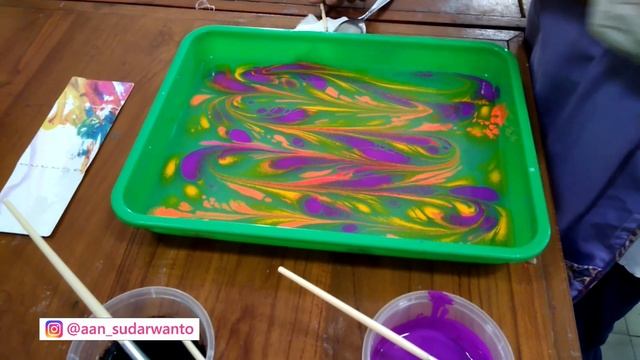 TUTORIAL 9 MEMBUAT BATIK DENGAN PEWARNAAN AIR MENGAMBANG (MOTIF BATU MARMER)