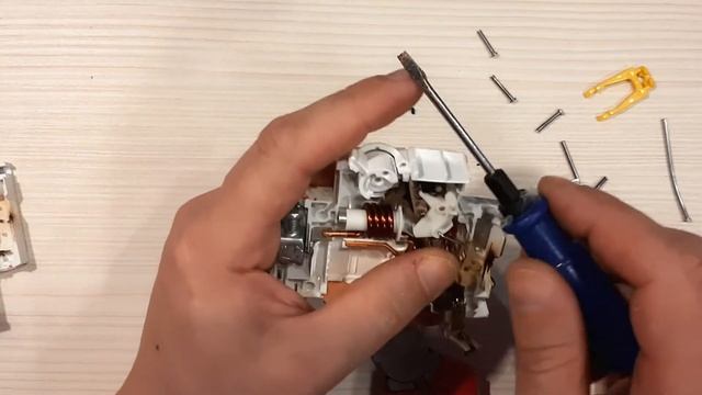 Автоматический выключатель. Что внутри?  Устройство. Ремонт.