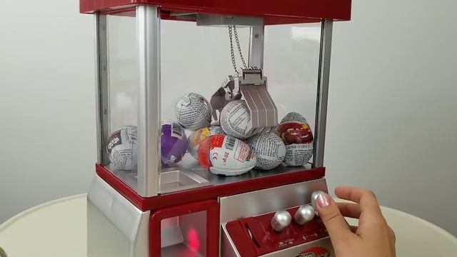 Игровой автомат полный киндер сюрпризами Claw Arcade game with kinder surprise eggs