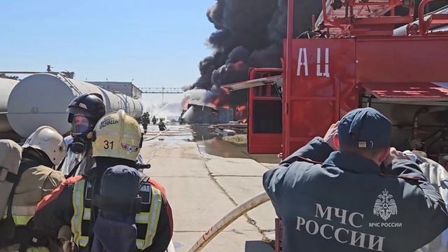 Три емкости с нефтепродуктами горят в Омске. Видео: МЧС