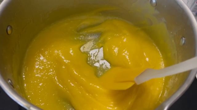 Меренговий рулет з лимонним курдом та малиновим желе. Смачний десерт