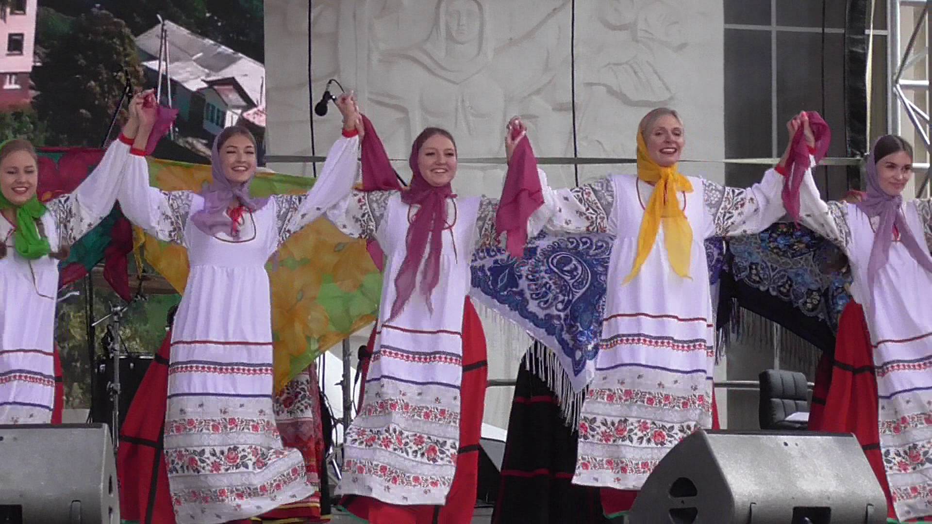 На музыкальной сцене танцуют танец. Фестиваль «Орловская мозаика» Площадь Ленина, город Орёл