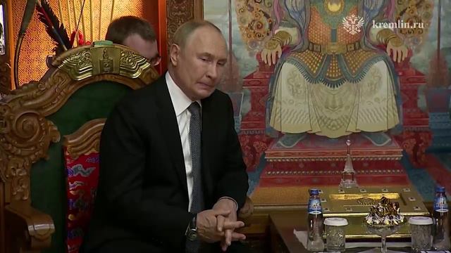 Путин и президент Монголии Ухнагийн Хурэлсух проводят переговоры в узком составе в юрте.