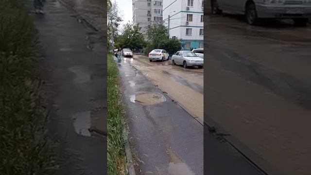По улице Комарова прорвало канализацию. 🤭💩