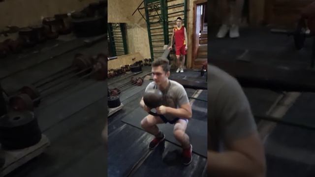 Приседания с гирей 32 кг