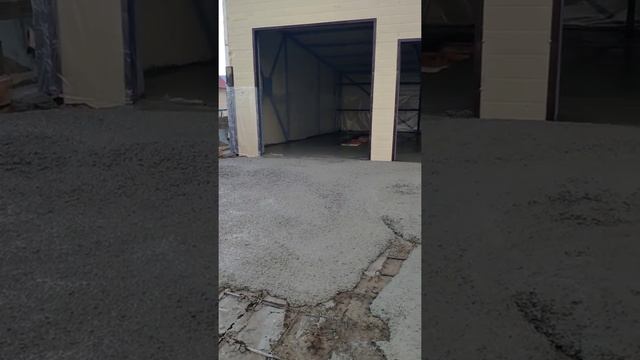 Фасадстроймонтаж Процесс заливки бетона отмостки и заезда в гараж