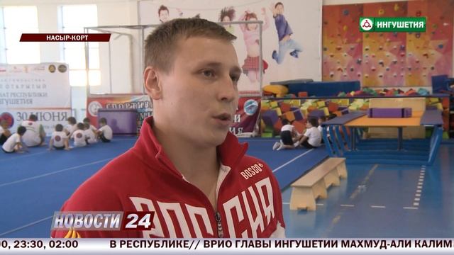 Юные гимнасты в процессе подготовки к соревнованиям.