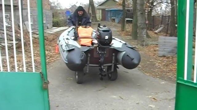 Транспортировка Адмирала 320 на транцевых колесах от двора до уреза воды сюжет 1
