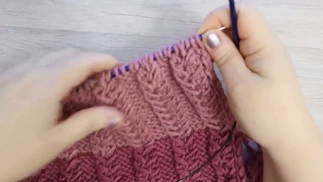 Шапка женская спицами с очень красивым узором. Вам обязательно понравится! Подробный мастер класс