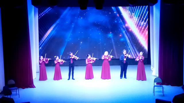 Образцовый ансамбль скрипачей "Весёлый смычок" в отчётном концерте танцевального коллектива "Триумф"