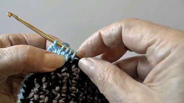 Тапочки трехцветные тунисским крючком.