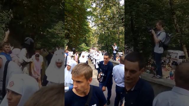 Крестный ход выходит с Владимирской горки