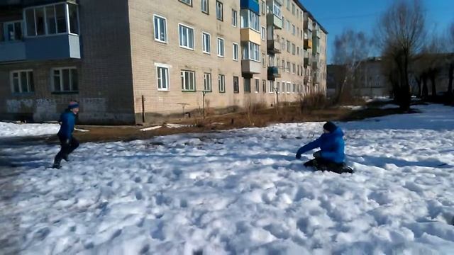 Бой со снежками с другом матвеем