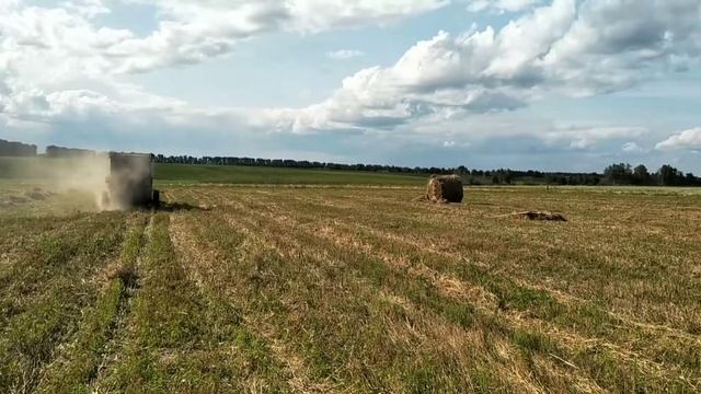 Пресуєм возим солому.