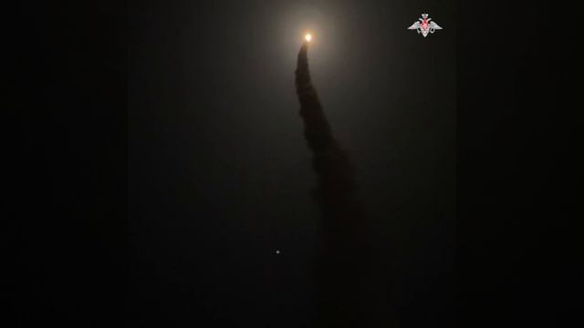 Расчет оперативно-тактического ракетного комплекса «Искандер» осуществил ночные пуски.