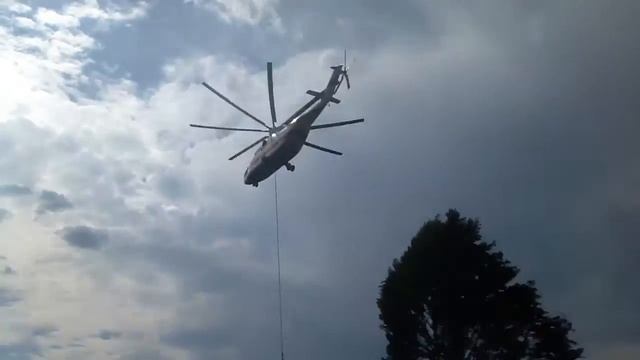 Вот как вертолёт летает над нашей деревней