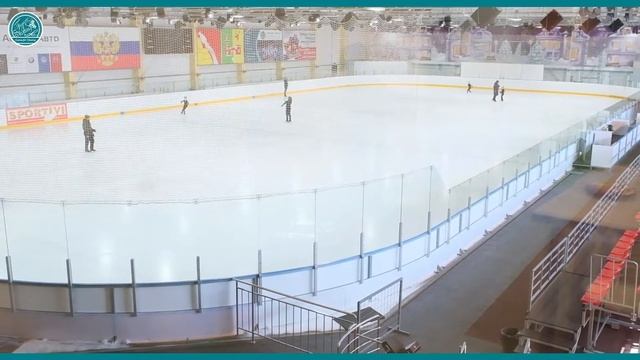Комната отдыха в гостинице Алмаз с видом на ледовую арену