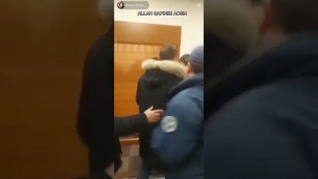 пытается разбить стекло в зале суда