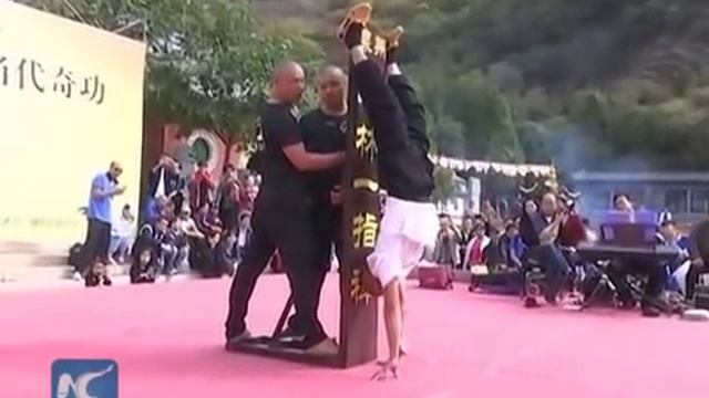 Shaolin monk stands on one finger / Шаолиньский монах 10 секунд простоял на одном пальце руки!!!