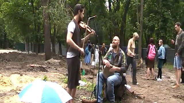 «Еконцерт: парковка vs сад»: скрипка Микита Поляков, перкусія - Василь Шишкін.