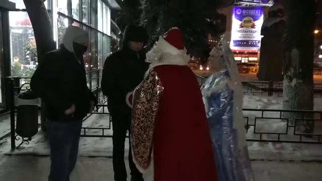 Дед Мороз и Снегурочка поздравили ярославцев со Старым Новым годом
