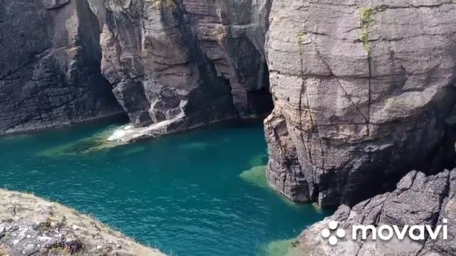 Аквамариновая вода у изумрудных берегов сказочной Ирландии