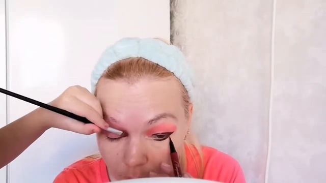 ?Макияж маме на пол лица руками ребёнка.