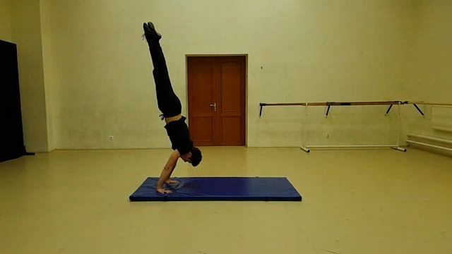Стойка на руках со сходом в кувырок