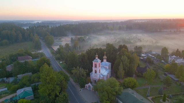 Скромный деревенский храм, обстановка по-домашнему уютная