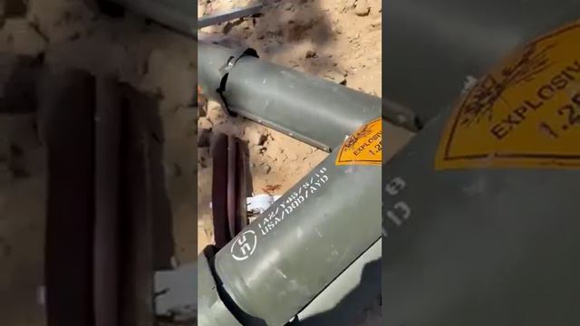 🇵🇸Палестинцы осматривают остатки произведенных в США боеприпасов, оставленных ЦАХАЛ в секторе Газа