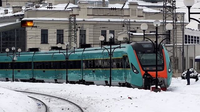 Дизель-поезд ДПКр2-001 отправляется со станции Львов-главный