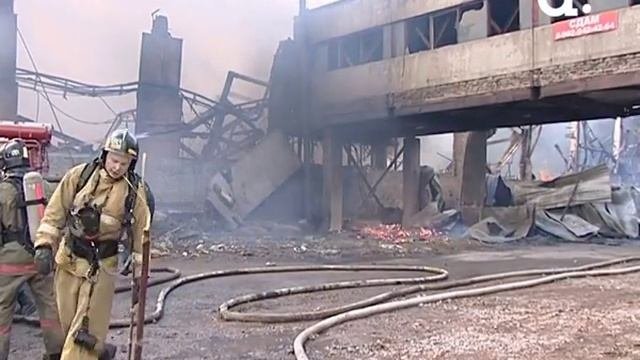 В Красноярске выгорел мебельный цех