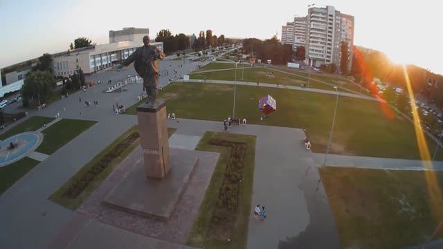 Волжский с коптера: площадь, аллея, Волжский парк, гостиница Ахтуба