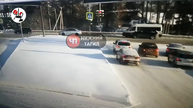 Самосвал догнал легковушку и размазал об отбойник. Real video