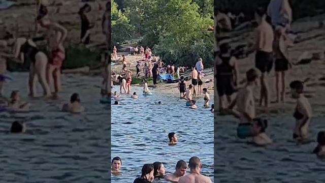 В реке Усманка на пляже в Боровом утонула 72-летняя женщина. Купающие не обращают внимание на труп.