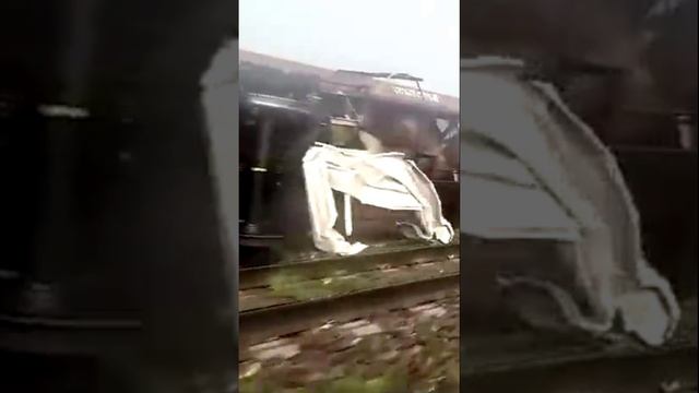Торнадо в Италии опрокинул товарый поезд
