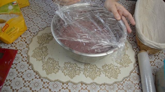 Хлеб на закваске с черной смородиной